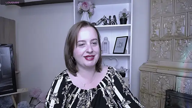 Snapshot of HelenFl chatting on 10.27.25 HelenFl online show from 10.27.25