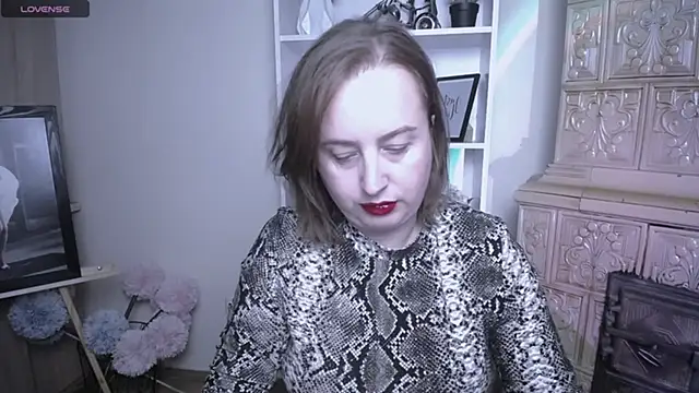 Snapshot of HelenFl chatting on 10.31.25 HelenFl online show from 10.31.25