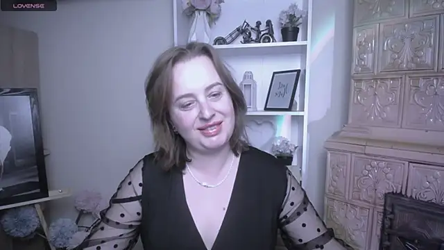 Snapshot of HelenFl chatting on 11.07.25 HelenFl online show from 11.07.25