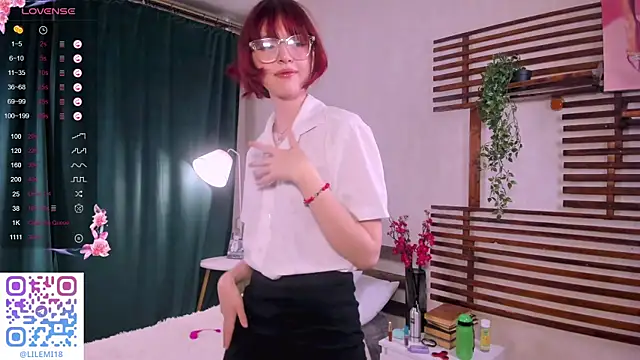 Snapshot of _LucyStars_ chatting on 11.04.25 LucyStars online show from 11.04.25