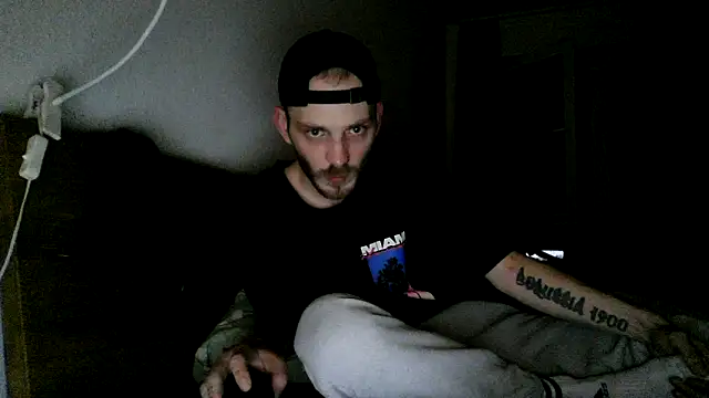 Snapshot of MolleDolle chatting on 10.28.25 MolleDolle online show from 10.28.25