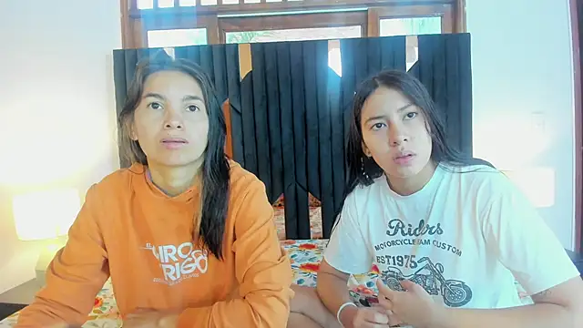 Snapshot of Sofy_and_Mia chatting on 10.08.25 Sofy and Mia online show from 10.08.25