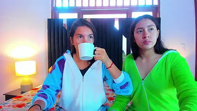 Snapshot of Sofy_and_Mia chatting on 10.18.25 Sofy and Mia online show from 10.18.25