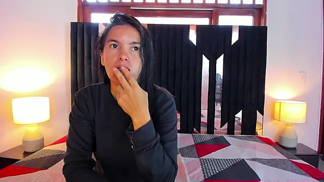 Snapshot of Sofy_and_Mia chatting on 10.22.25 Sofy and Mia online show from 10.22.25