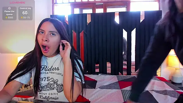 Snapshot of Sofy_and_Mia chatting on 11.05.25 Sofy and Mia online show from 11.05.25