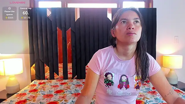 Snapshot of Sofy_and_Mia chatting on 11.26.25 Sofy and Mia online show from 11.26.25