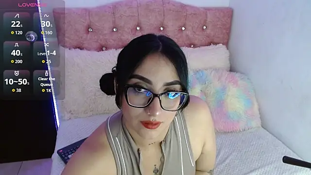 Snapshot of SeleneMore chatting on 12.04.25 SeleneMore online show from 12.04.25