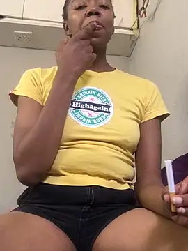 Snapshot of Venusasss chatting on 10.08.25 Venusasss online show from 10.08.25