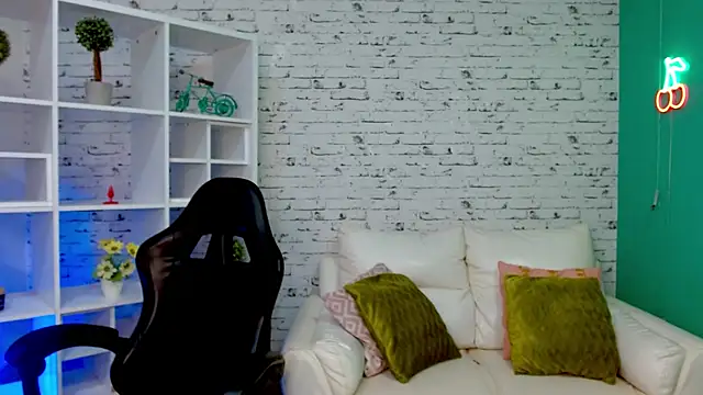 hannahjackson  online show from 11.05.25