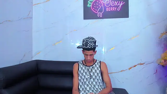 Snapshot of Little_nicoll chatting on 12.19.25 Little nicoll online show from 12.19.25