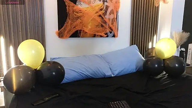 Kitty Bombon online show from 10.22.25