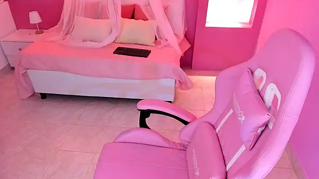 Snapshot of HolyLux chatting on 11.28.25 HolyLux online show from 11.28.25