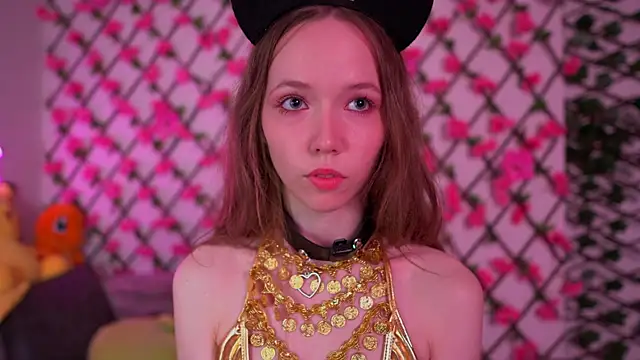 Snapshot of Petite_Polly chatting on 10.11.25 Petite Polly online show from 10.11.25