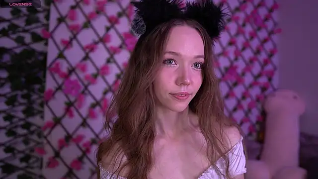 Snapshot of Petite_Polly chatting on 11.06.25 Petite Polly online show from 11.06.25