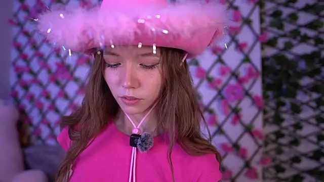 Snapshot of Petite_Polly chatting on 11.07.25 Petite Polly online show from 11.07.25