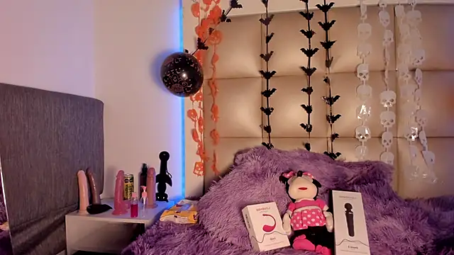 Mia Petitejs online show from 10.20.25