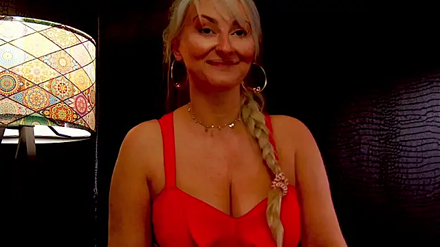 Snapshot of LeticiaReys chatting on 11.29.25 LeticiaReys online show from 11.29.25