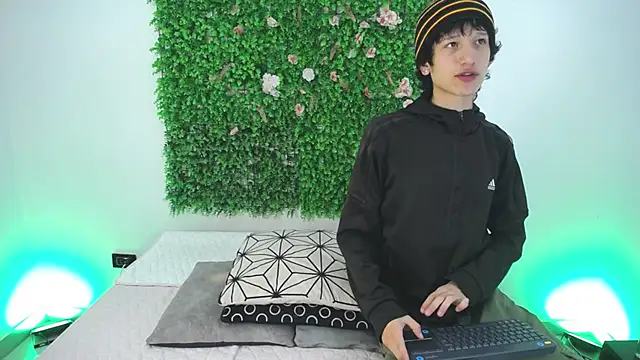 Emo Boy  online show from 11.25.25