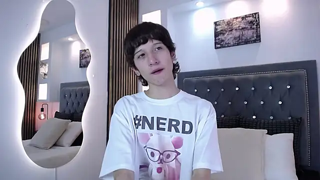 Snapshot of Emo_Boy_ chatting on 03.05.26 Emo Boy online show from 03.05.26