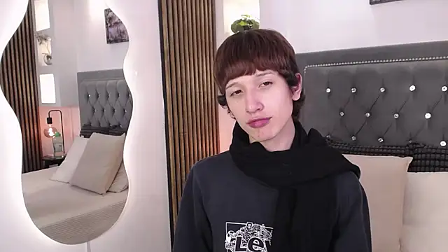 Snapshot of Emo_Boy_ chatting on 05.12.26 Emo Boy online show from 05.12.26