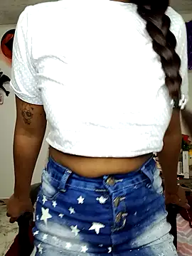 Snapshot of vannesitha25 chatting on 11.15.25 vannesitha25 online show from 11.15.25