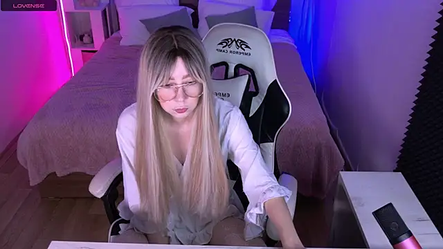 Snapshot of sofiisun chatting on 10.17.25 sofiisun online show from 10.17.25