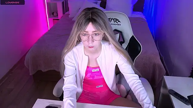 Snapshot of sofiisun chatting on 10.18.25 sofiisun online show from 10.18.25