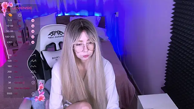 Snapshot of sofiisun chatting on 10.22.25 sofiisun online show from 10.22.25
