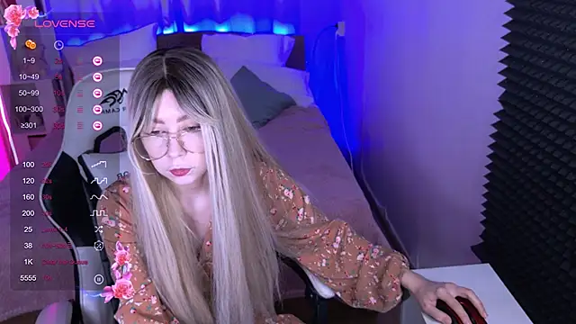 Snapshot of sofiisun chatting on 10.23.25 sofiisun online show from 10.23.25