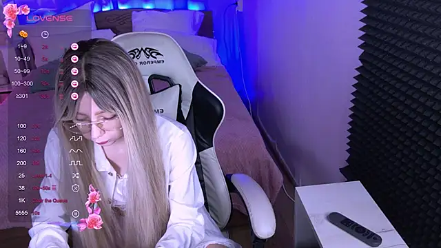 Snapshot of sofiisun chatting on 10.24.25 sofiisun online show from 10.24.25