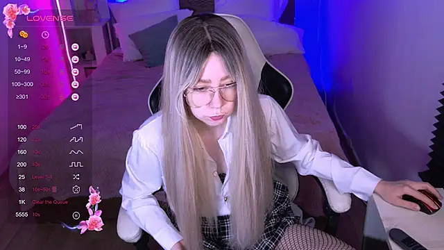 Snapshot of sofiisun chatting on 10.30.25 sofiisun online show from 10.30.25