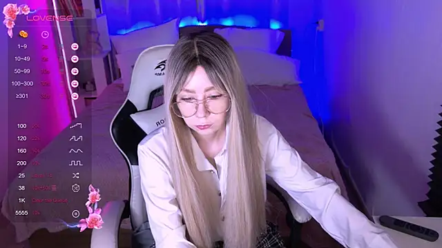 Snapshot of sofiisun chatting on 11.03.25 sofiisun online show from 11.03.25