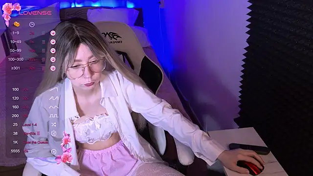 Snapshot of sofiisun chatting on 11.10.25 sofiisun online show from 11.10.25