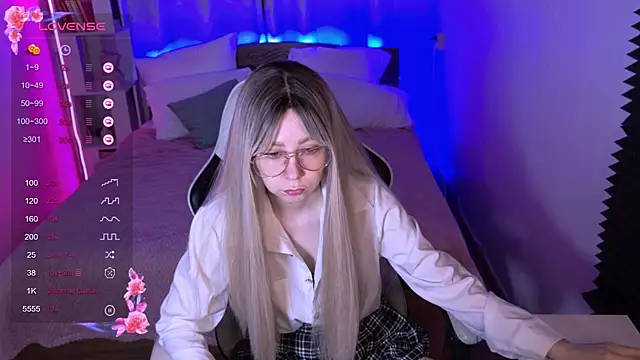 Snapshot of sofiisun chatting on 11.12.25 sofiisun online show from 11.12.25