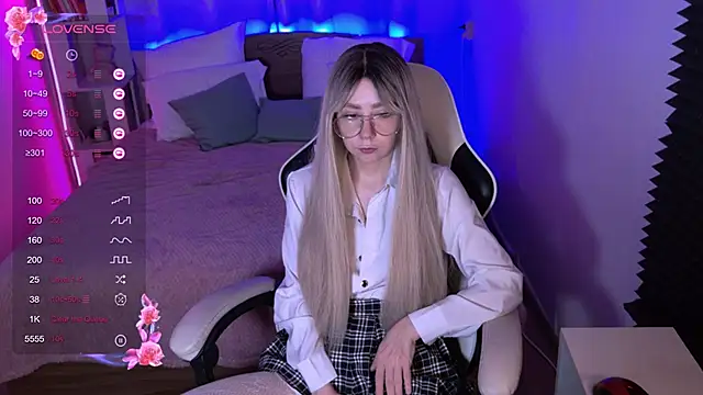 Snapshot of sofiisun chatting on 11.13.25 sofiisun online show from 11.13.25