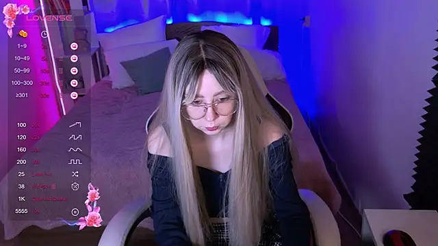 Snapshot of sofiisun chatting on 11.15.25 sofiisun online show from 11.15.25