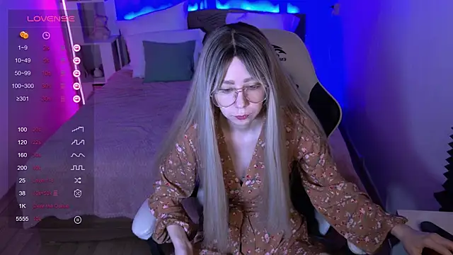 Snapshot of sofiisun chatting on 11.19.25 sofiisun online show from 11.19.25