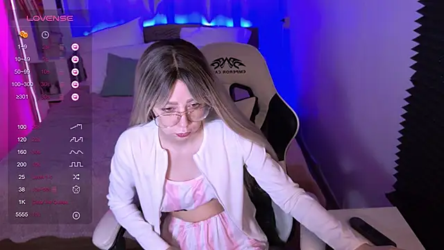 Snapshot of sofiisun chatting on 11.20.25 sofiisun online show from 11.20.25