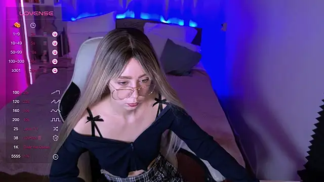 Snapshot of sofiisun chatting on 11.24.25 sofiisun online show from 11.24.25