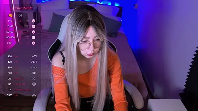 Snapshot of sofiisun chatting on 11.25.25 sofiisun online show from 11.25.25