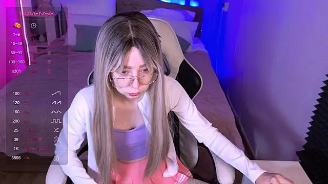 Snapshot of sofiisun chatting on 11.28.25 sofiisun online show from 11.28.25