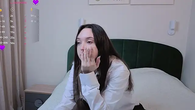 Snapshot of SylviaHamilton chatting on 11.05.25 SylviaHamilton online show from 11.05.25