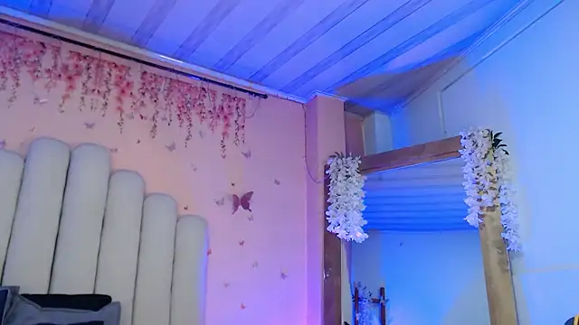 Snapshot of SweetRenata_ chatting on 10.27.25 SweetRenata online show from 10.27.25