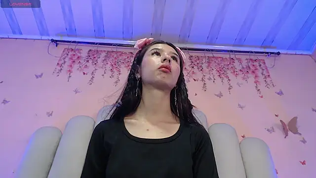 Snapshot of SweetRenata_ chatting on 11.05.25 SweetRenata online show from 11.05.25