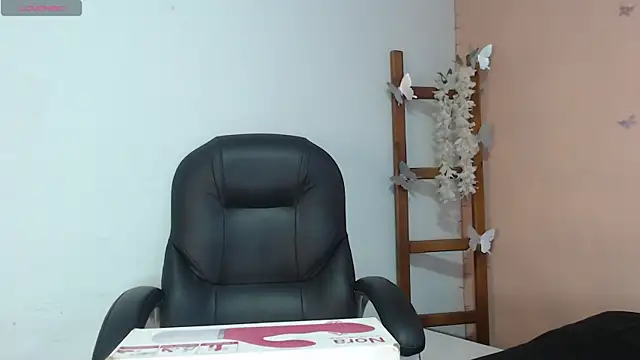 Snapshot of SweetRenata_ chatting on 11.26.25 SweetRenata online show from 11.26.25