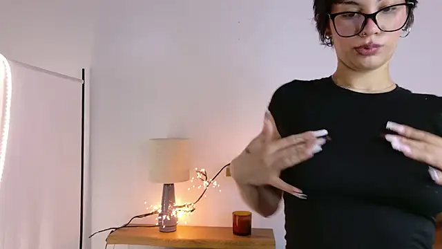 Snapshot of LoraShines chatting on 11.18.25 LoraShines online show from 11.18.25