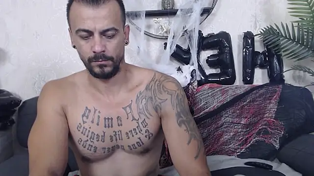 Snapshot of RyanVibe chatting on 10.23.25 RyanVibe online show from 10.23.25