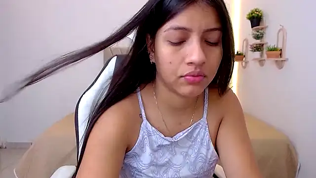 Snapshot of zara_cute chatting on 05.08.26 zara cute online show from 05.08.26