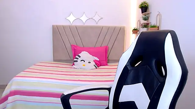 Snapshot of zara_cute chatting on 05.15.26 zara cute online show from 05.15.26