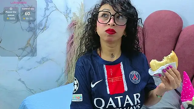 Snapshot of CHIARAJJONES chatting on 11.26.25 CHIARAJJONES online show from 11.26.25